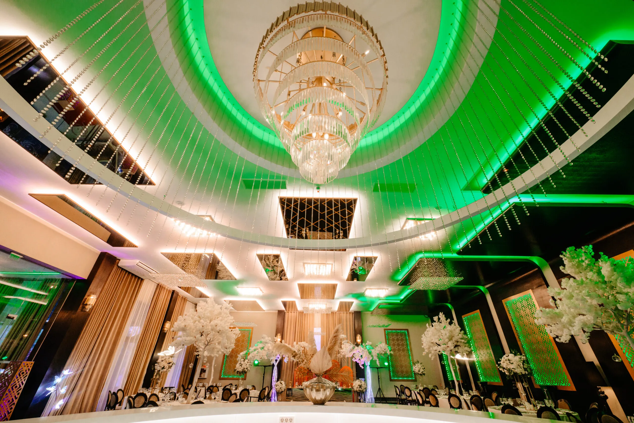 Ce înseamnă un ballroom premium pentru nuntă? Ghid complet pentru viitorii miri
