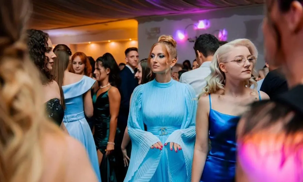 Invitați eleganți la bal