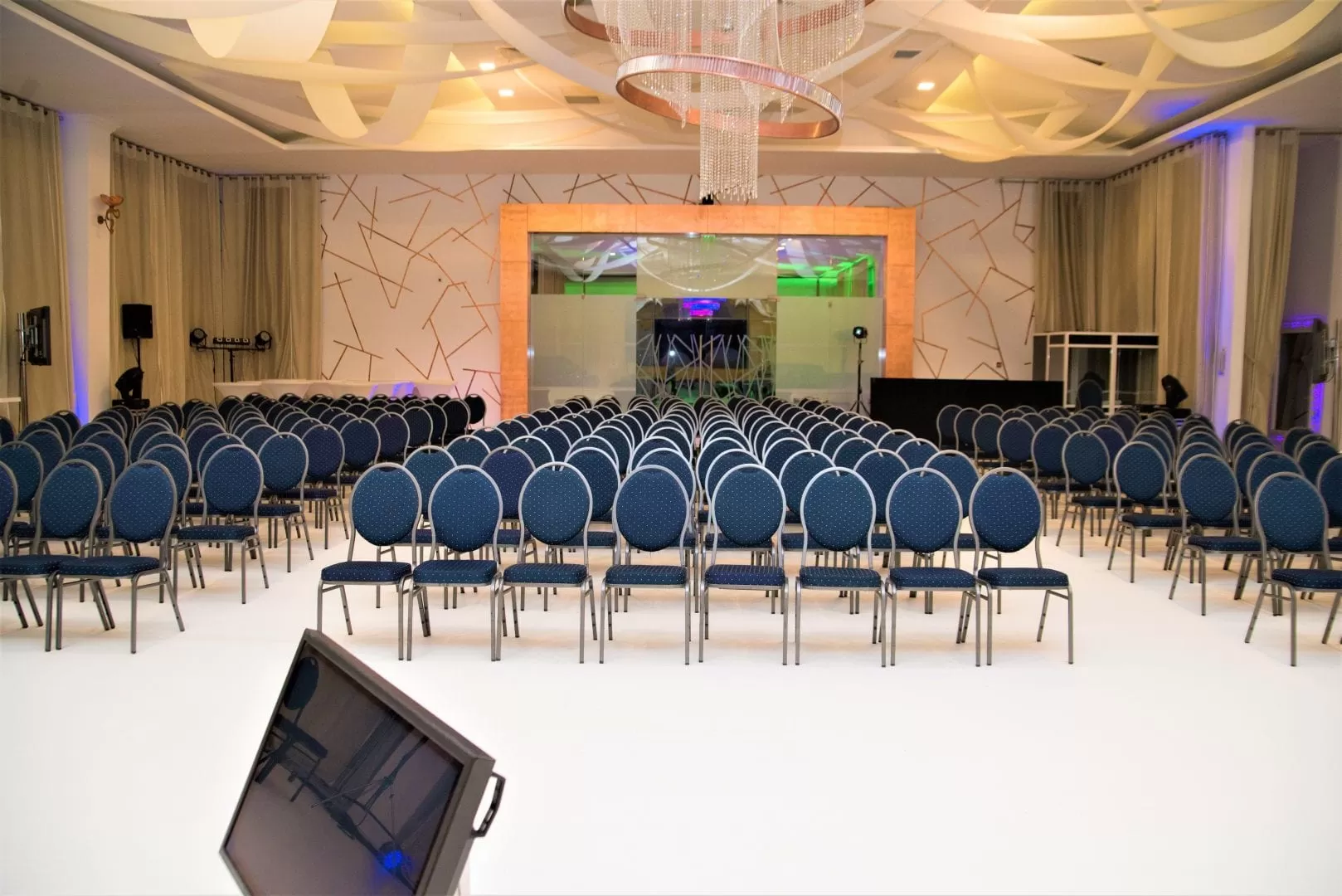 Salon amenajat pentru conferință la Ambasad'Or Events