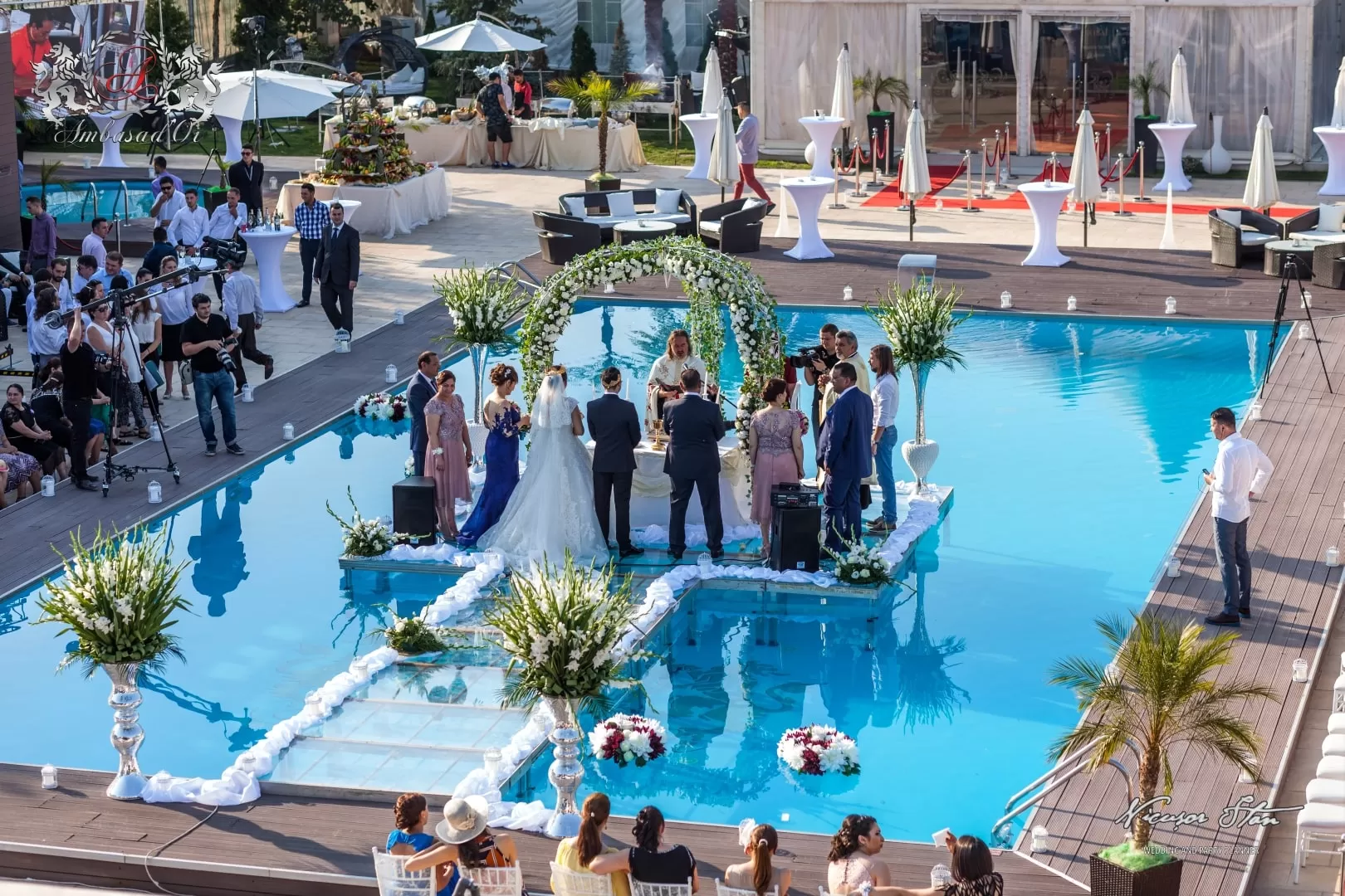 Ceremonie religioasă în aer liber la piscină