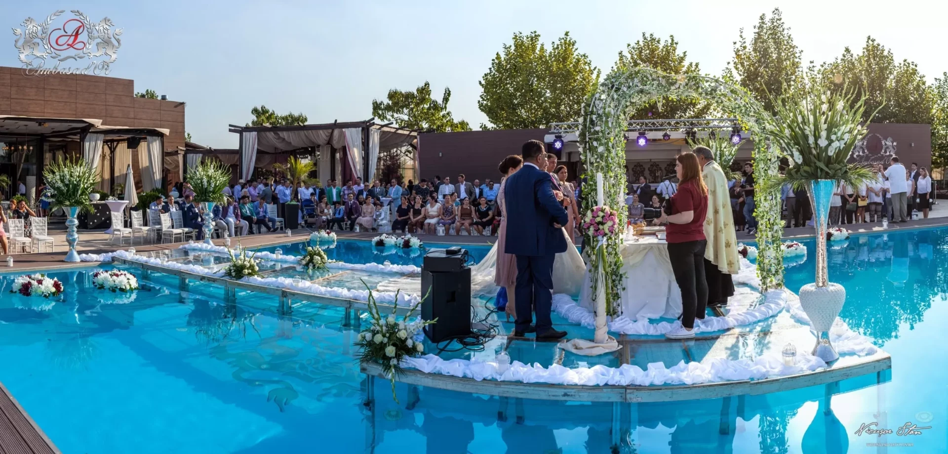 Cununie religioasă pe platforma din piscină