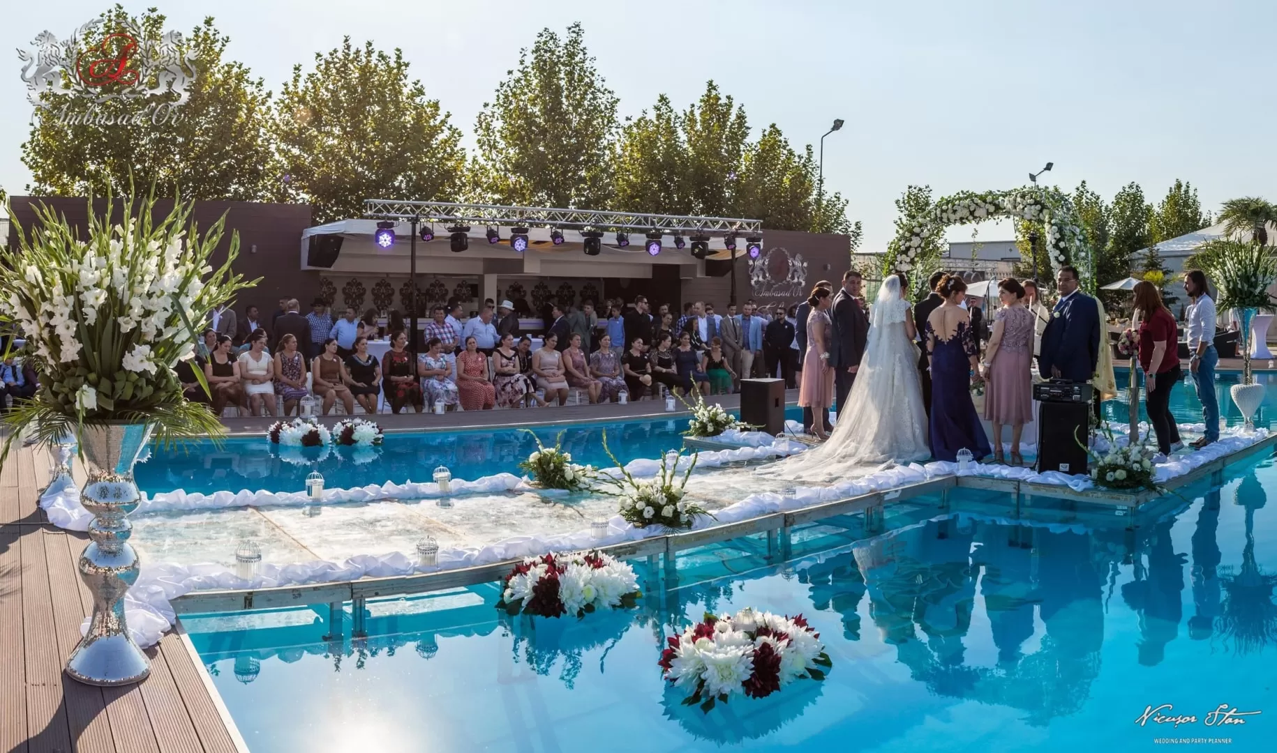 Invitați la ceremonia în aer liber