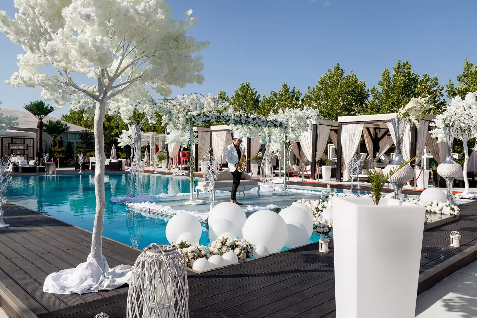 Nuntă la piscină, decor alb elegant