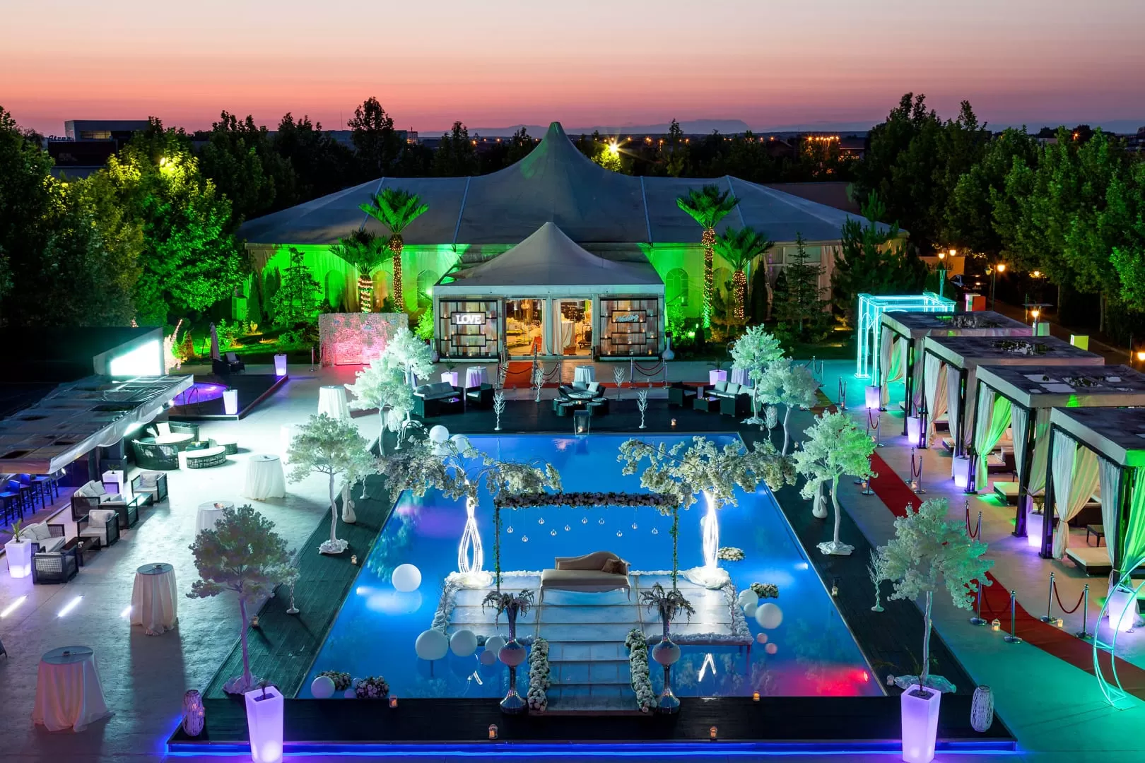 Piscina iluminată la apus
