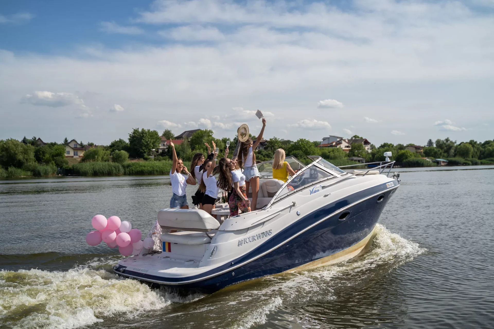Petrecerea burlăcițelor pe yacht