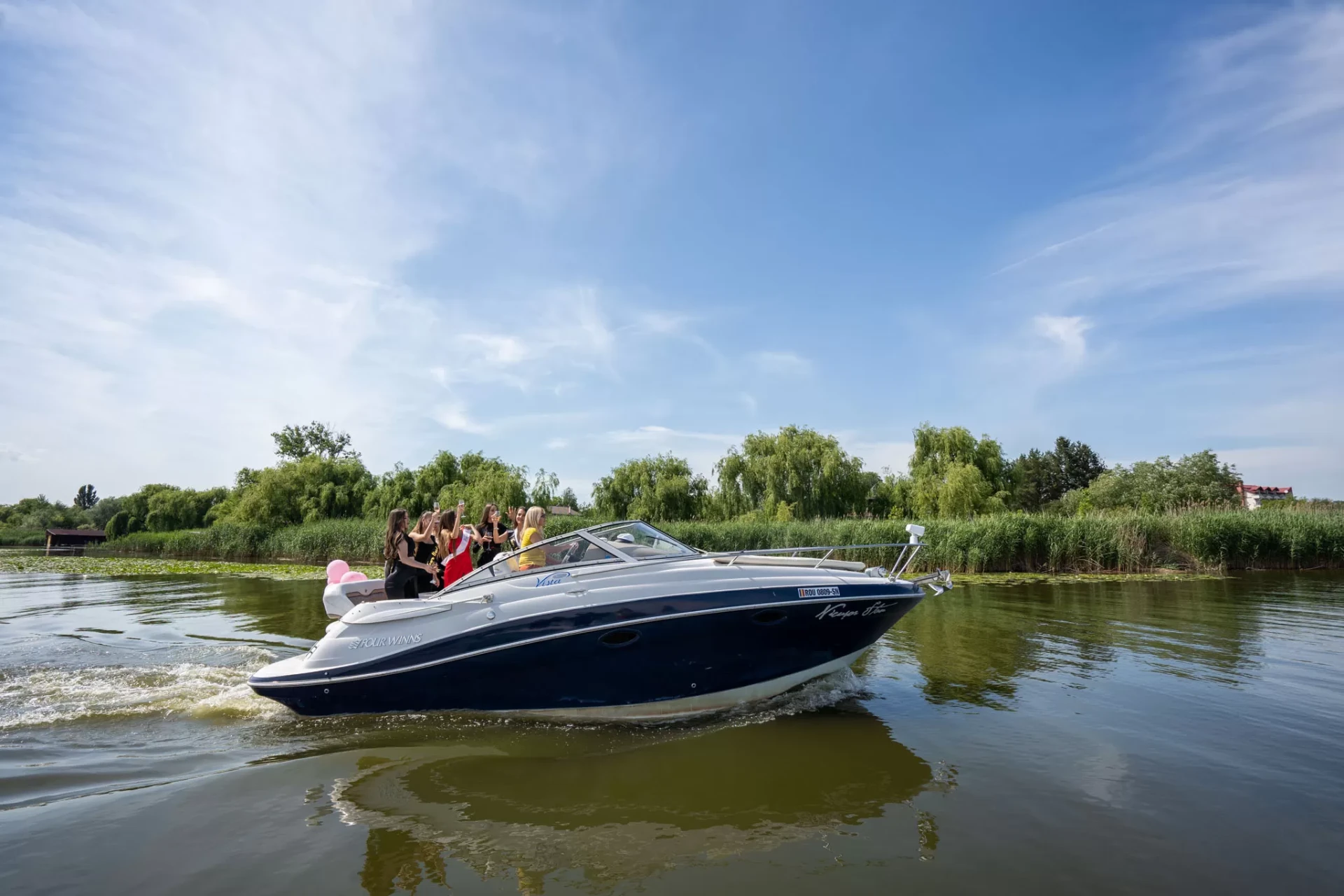Yacht în mișcare pe Lacul Snagov