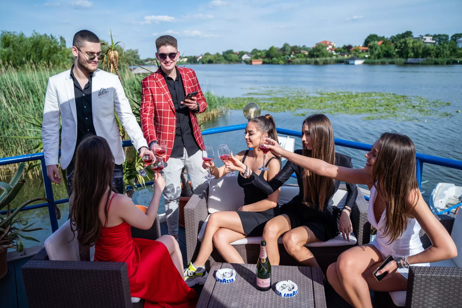 Lounge la ponton cu invitați